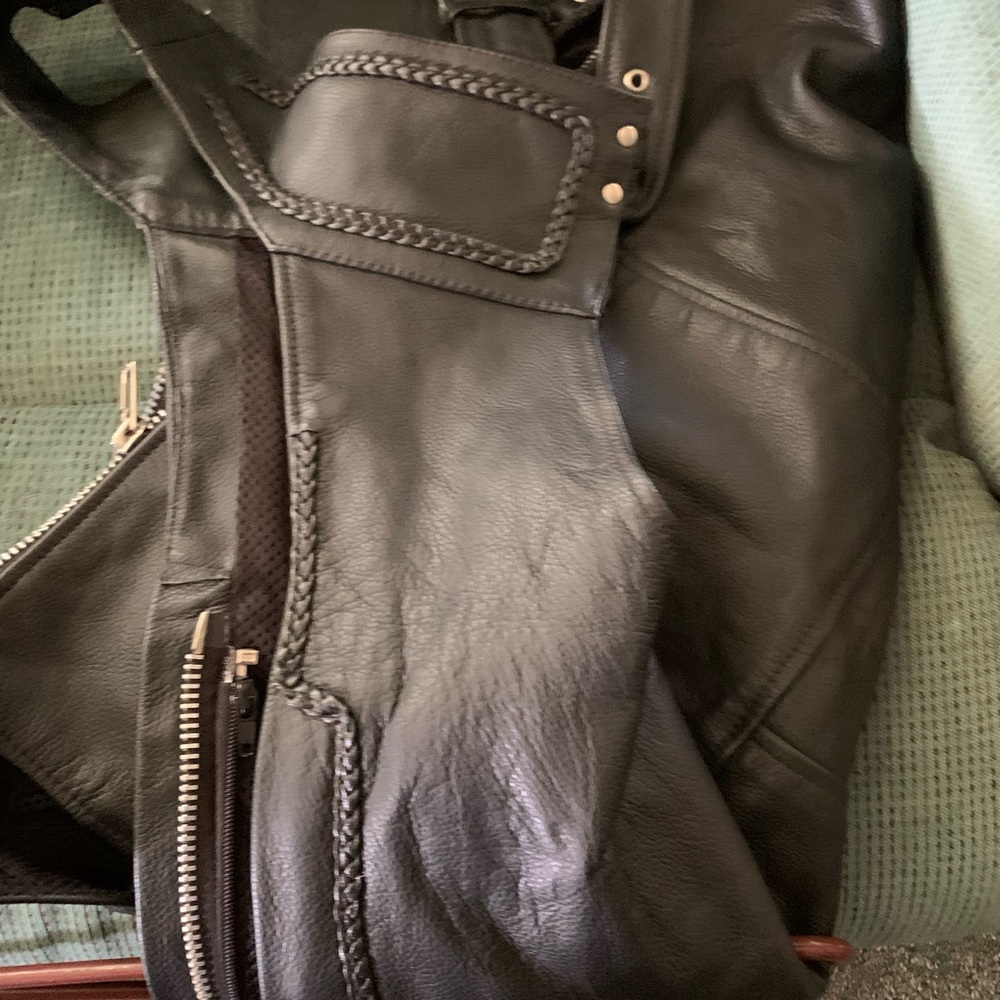 XL leather chaps in EUC.